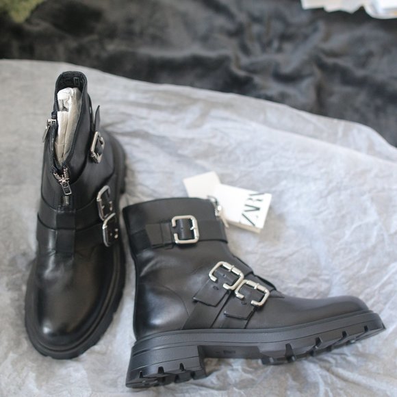 NWT BLACK LOW HEELED GENUINE LEATHER ANKLE BOOTS WITH BUCKLES. - Picture 2 of 9